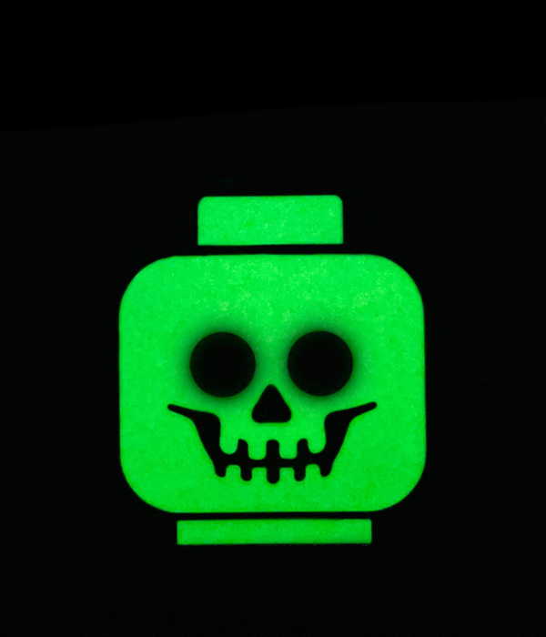 LEGO® MINIFIGURES™ BAGTAG SKELETTKOPF, IM DUNKELN LEUCHTEND